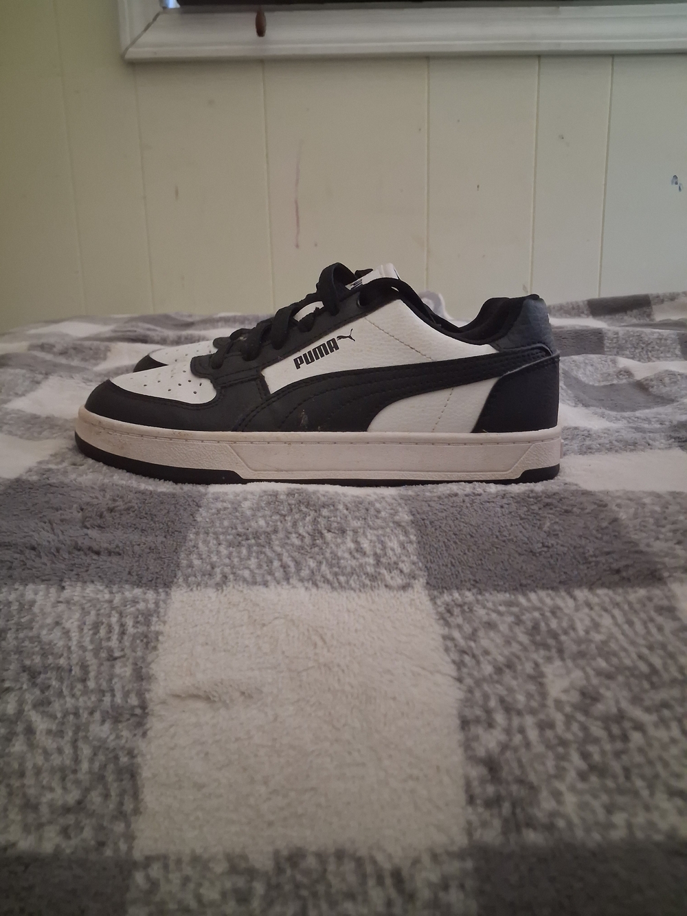 Puma Men’s Black and White Low Top Sneakers - Picture 3 of 6